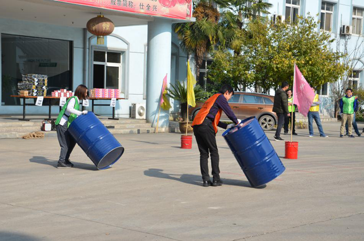 努力將鐵通滾向終點(diǎn)